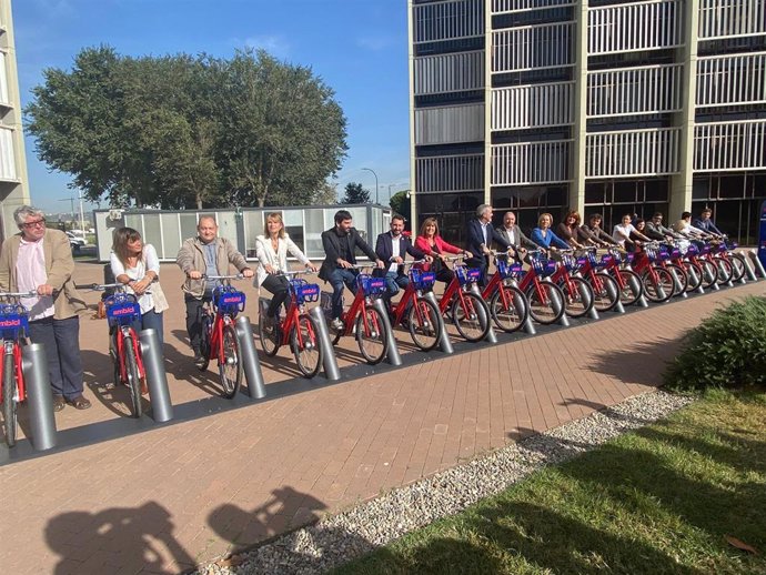 Alcaldes del AMB junto a la infraestructura del nuevo servicio de bicicletas compartidas metropolitano.