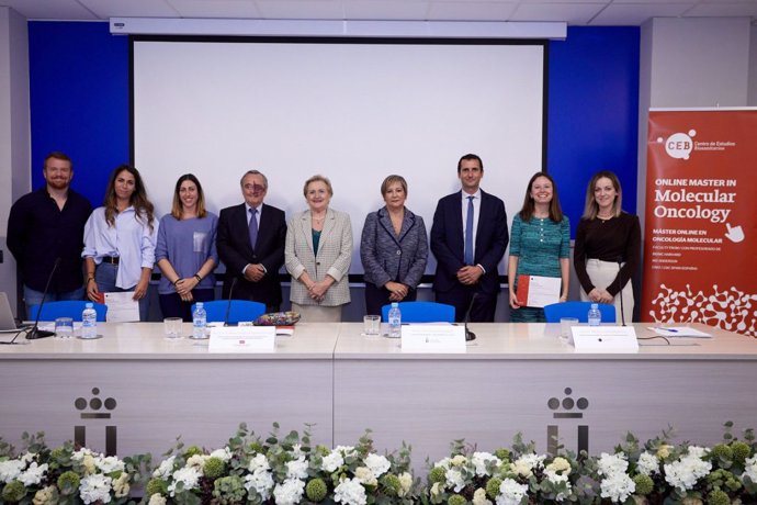 Entrega de becas para el Máster de Oncología Molecular del CEB