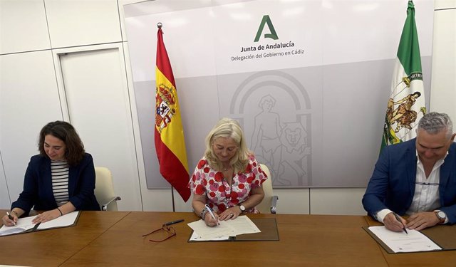 Mercedes Colombo y Carmen Sánchez firmando las obras para Arcos.