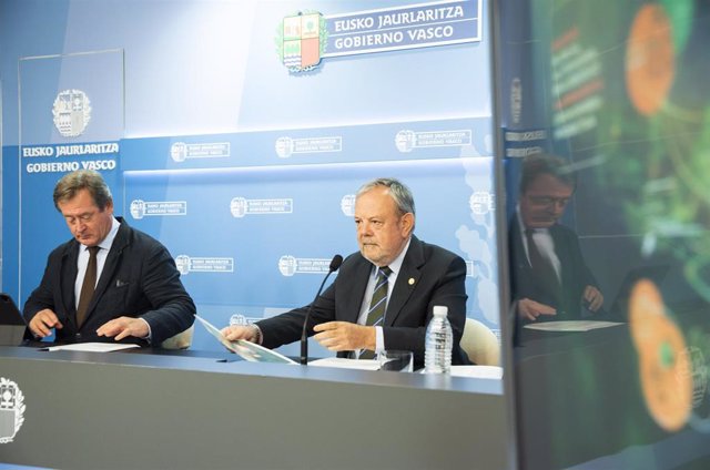 El portavoz del Gobierno, Bingen Zupiria, y el consejero vasco de Economía y Hacienda, Pedro Azpiazu, tras el Consejo de Gobierno