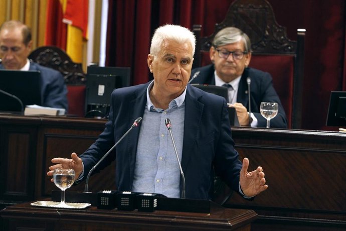 El portavoz adjunto de El PI en el Parlament, Josep Meli, en una sesión plenaria. 