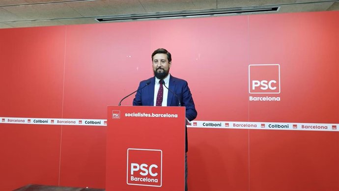 El asesor del PSC en Barcelona Fernando Carrera en rueda de prensa.
