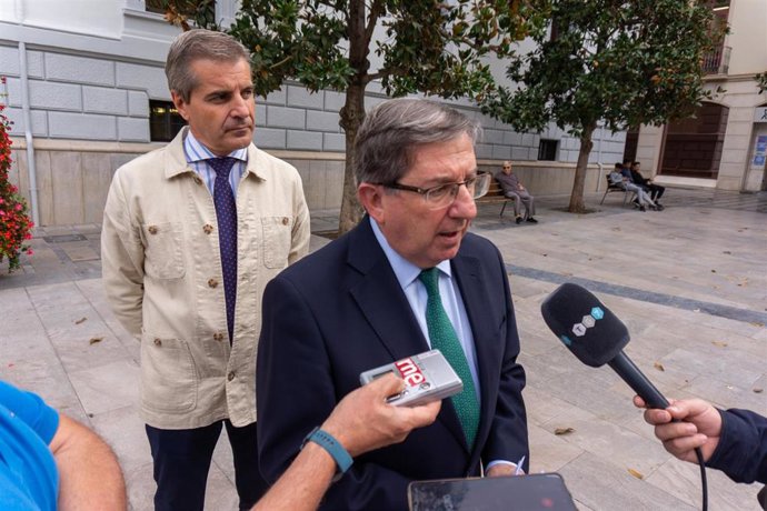 Luis González atiende a los medios en presencia de César Díaz