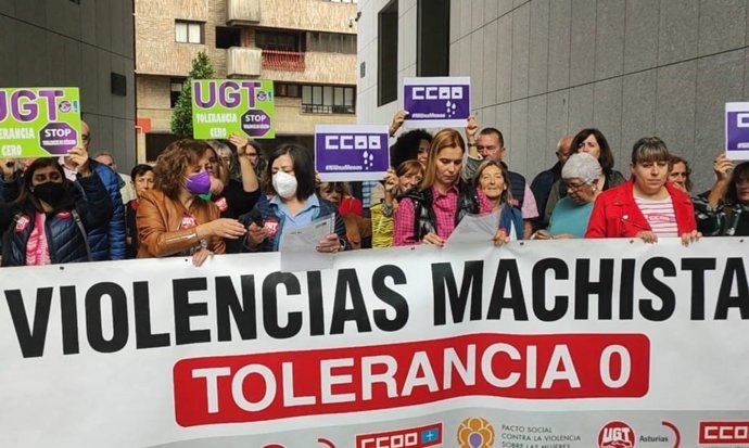Concentración de UGT y CCOO contra las violencias machistas ante los juzgados de Oviedo