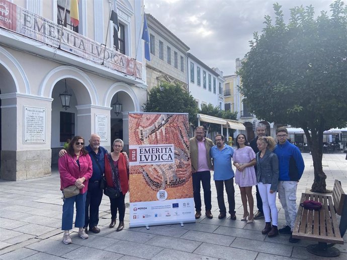 El alcalde de Mérida junto a miembros de asociaciones recreacionistas tras la declaración de Emérita Lvudica como Fiesta de Interés Turístico Regional