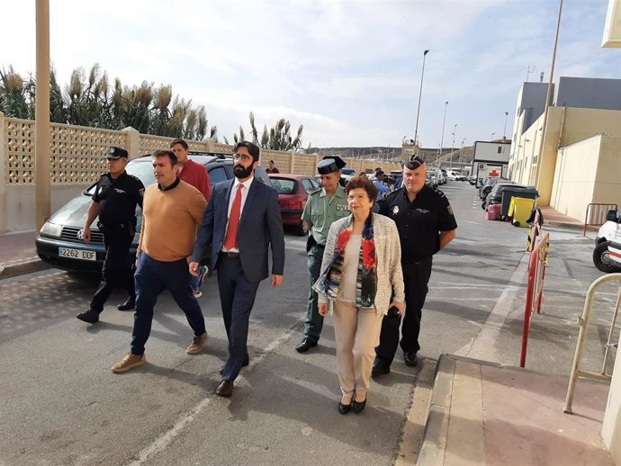 La delegada del Gobierno en Ceuta, Salvadora Mateos, y el delegado de la Agencia Tributaria en la ciudad autónoma, Ramón Lozano, han visitado este martes en la frontera del Tarajal