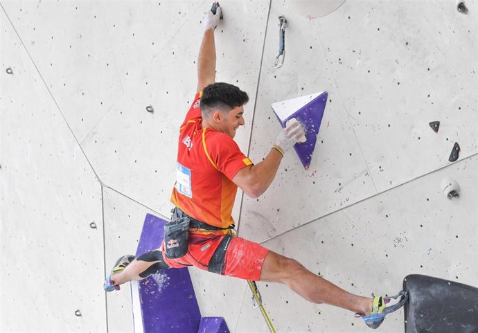 El campeón olímpico de escalada, el español Alberto Ginés, disputará el Red Bull Dual Ascent en Suiza.