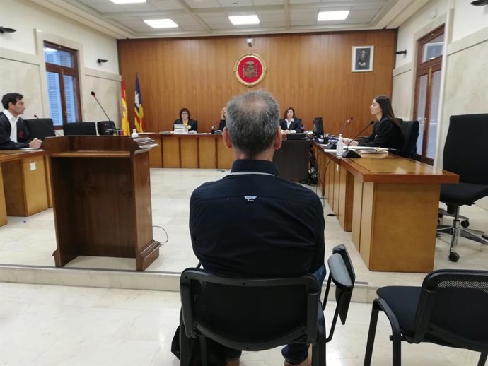 El acusado de tocamientos a una menor en una estación de autobuses de Manacor, sentado en la Audiencia Provincial.
