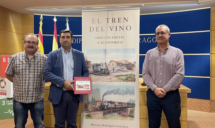 De izquierda a derecha, uno de los autores del libro, Mariano Rodríguez; el diputado provincial Óscar Lorente y el también autor de la obra, Marco Antonio Campos durante la presentación de la obra 'El tren del vino'.