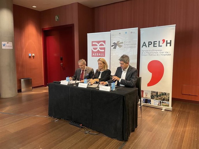 La delegada del Gobierno en Catalunya, Maria Eugnia Gay; el presidente del Frum Empresarial del Llobregat, Santiago Ballesté; y el tinente de alcalde de Hospitalet de Llobregat, David Quirós en el Desayuno del Frum Empresarial del Llobregat