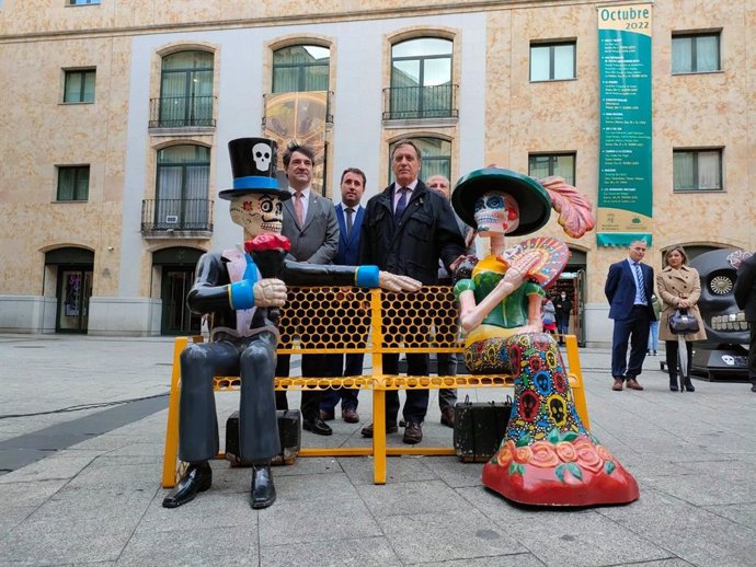 Autoridades en la presentación de la exposición 'Mexicráneos' en la Plaza del Liceo de Salamanca.