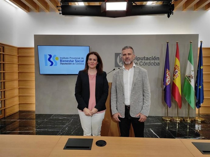 El presidente del IPBS, Francisco Ángel Sánchez, y la delegada de Recursos Humanos de la institución provincial, Inmaculada Silas.