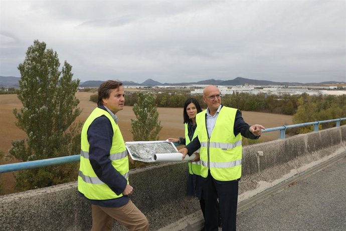 El consejero de Cohesión Territorial, Bernardo Ciriza, la directora general de Transportes y Movilidad Sostenible, Berta Miranda, y el director general de Obras Públicas e Infraestructuras, Pedro López, en la zona donde se va a construir la nueva varian