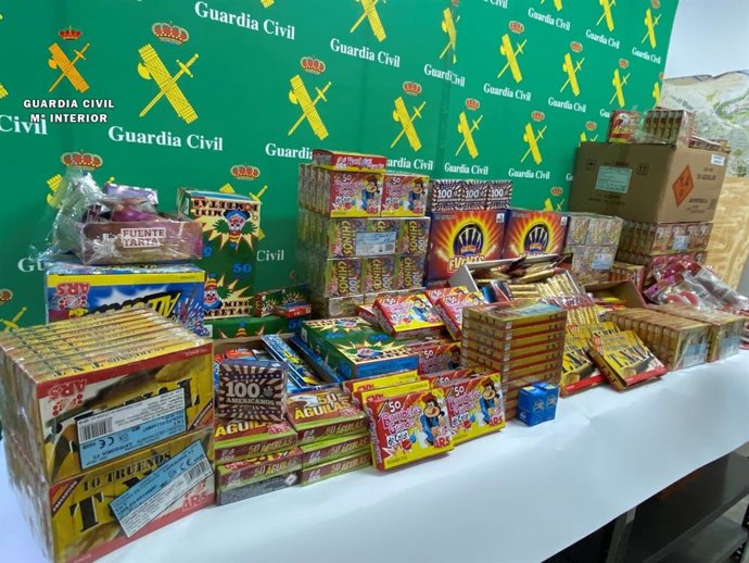 La Guardia Civil de Zaragoza se incauta más de 37.000 artículos pirotécnicos durante las Fiestas del Pilar.