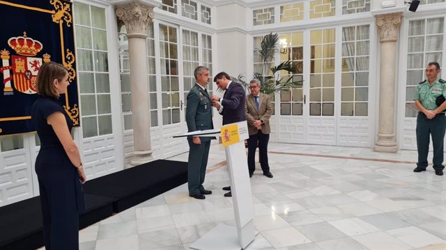 El delegado del Gobierno en Andalucía, Pedro Fernández, preside el acto de entrega al coronel Moscoso de la Medalla al Mérito de la Seguridad Vial.