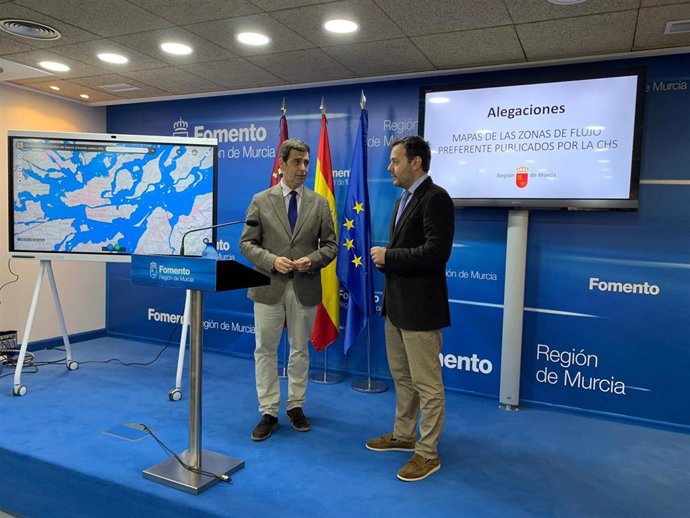 El consejero de Fomento e Infraestructuras, José Ramón Díez de Revenga, acompañado por el director general de Territorio y Arquitectura, Jaime Pérez Zulueta, presenta las alegaciones a los mapas de flujo preferente publicados por la CHS