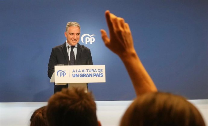 El coordinador general del PP, Elías Bendodo, ofrece una rueda de prensa en la sede del  PP.