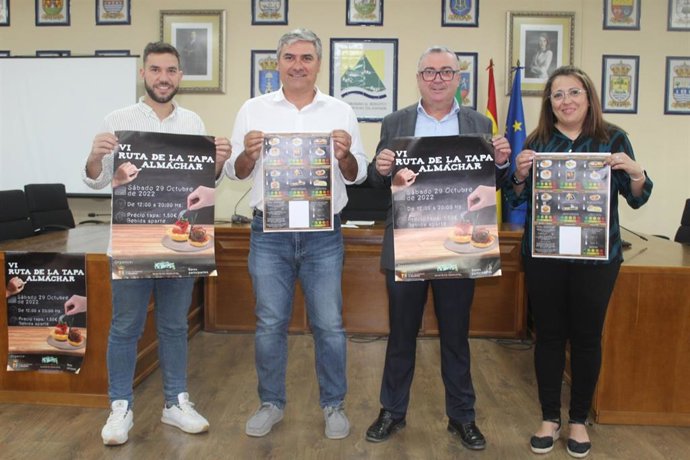 El presidente de la Mancomunidad de Municipios de la Costa del Sol Axarquía, José Juan Jiménez; la vocal adscrita al área de Turismo, Aroa Palma; y el alcalde de Almáchar, Antonio Yuste.