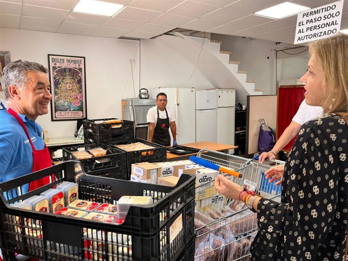 Peláez, en el comedor social que atiende la hermandad de Bellavista.