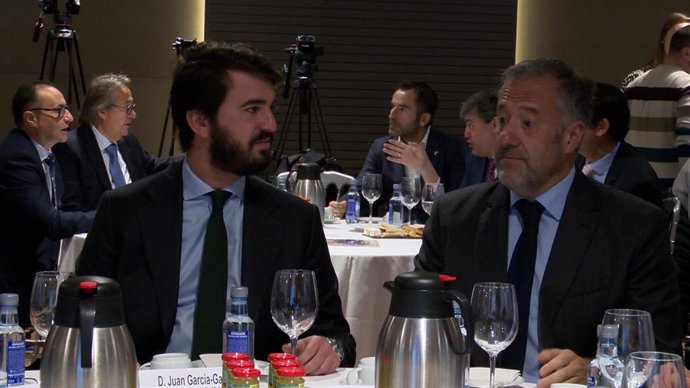 Juan García-Gallardo y Carlos Pollán, antes de comenzar la conferencia.