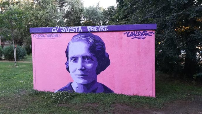 Archivo - Restaurado de nuevo el mural de la maestra Justa Freire