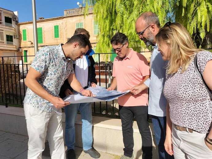 El conseller insular de Movilidad e Infraestructuras, Iván Sevillano, explica la actuación que se hará en la carretera de s'Horta