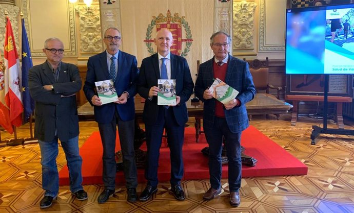 Los concejales del Grupo Socialista José Antonio Otero (dcha) y Alberto Palomino (segundo por la derecha) junto a dos técnicos municipales que han trabajado en la elaboración del Plan Municipal de Salud.