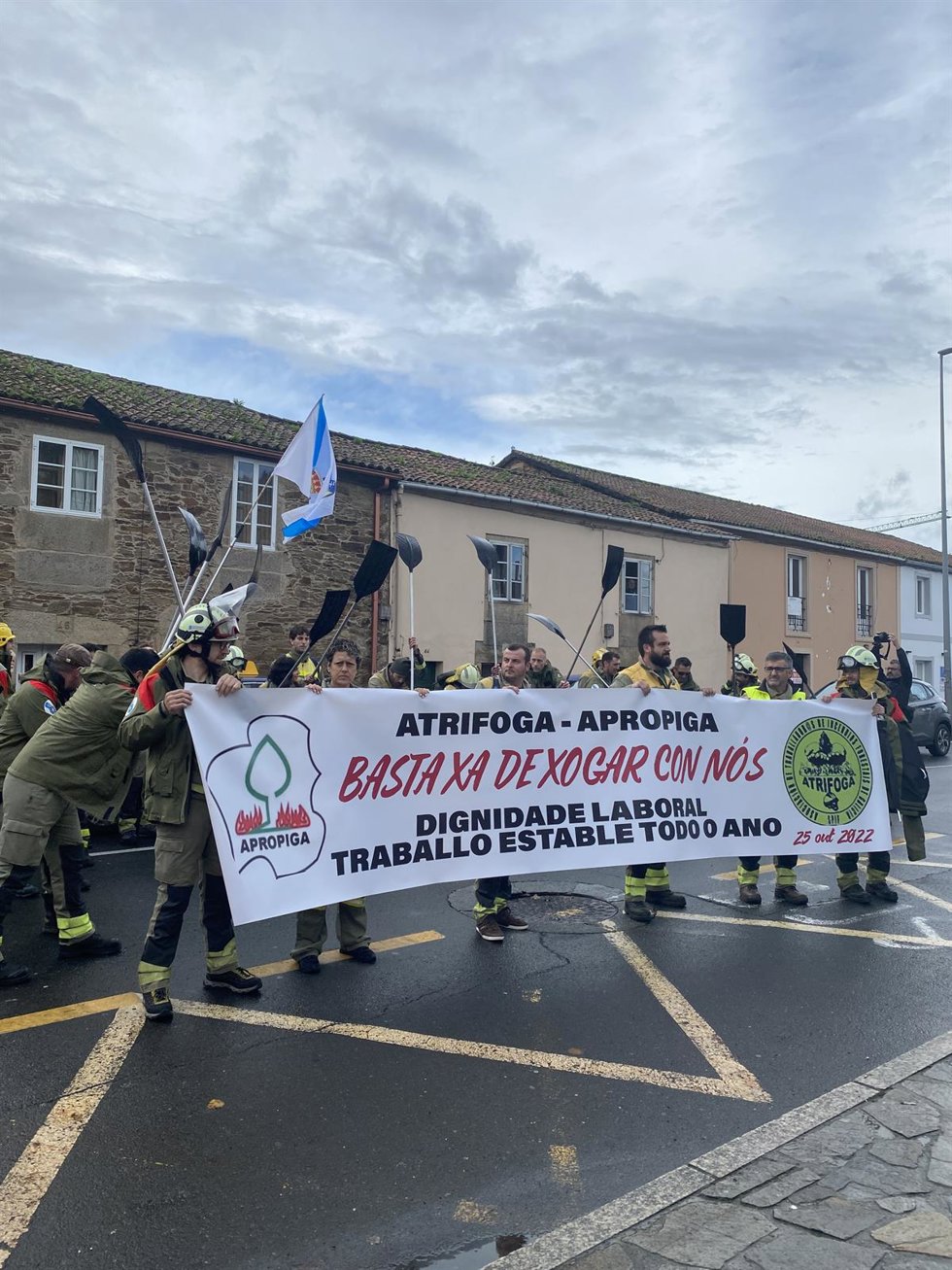 Manifestación convocada por la Asociación Profesional de Bombeiros e Bombeiras Forestais de Galicia (Apropiga) y por la Asociación de Traballadores de Incendios Forestais de Galicia (Atrifoga)
