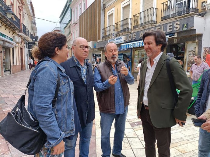 El portavoz de la Ejecutiva Provincial del PSOE de Huelva y parlamentario andaluz, Enrique Gaviño (derecha), junto a otros representantes socialsitas.