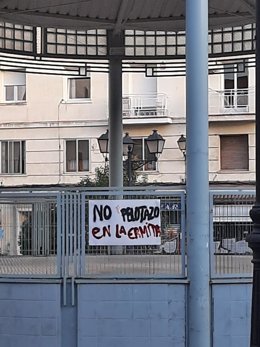 Vecinos de Latina se concentran esta tarde ante el Pleno para mostrar su rechazo al "pelotazo en la Ermita del Santo"