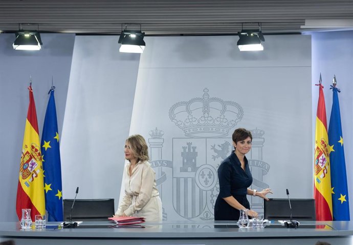 La ministra de Transportes, Movilidad y Agenda Urbana, Raquel Sánchez (i), y la portavoz del Gobierno, Isabel Rodríguez (d), a su llegada a una rueda de prensa posterior a la reunión del Consejo de Ministros, a 25 de octubre de 2022, en Madrid (España). 