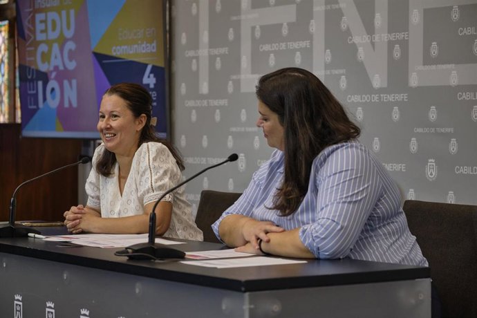 La consejera del área de Educación y Juventud del Cabildo de Tenerife, Concepción Rivero, junto a la directora insular, Isabel Bello