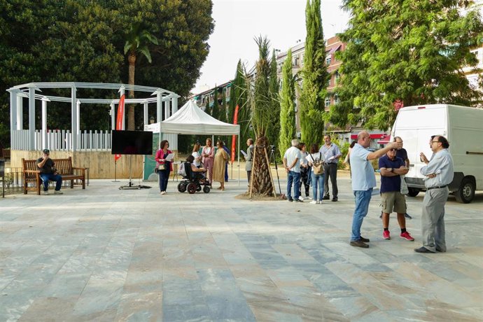 Carpa instalada por el Ayuntamiento de Murcia en le jardín Floridablanca para informar a los vecinos de los proyectos de movilidad que afectan al barrio del Carmen