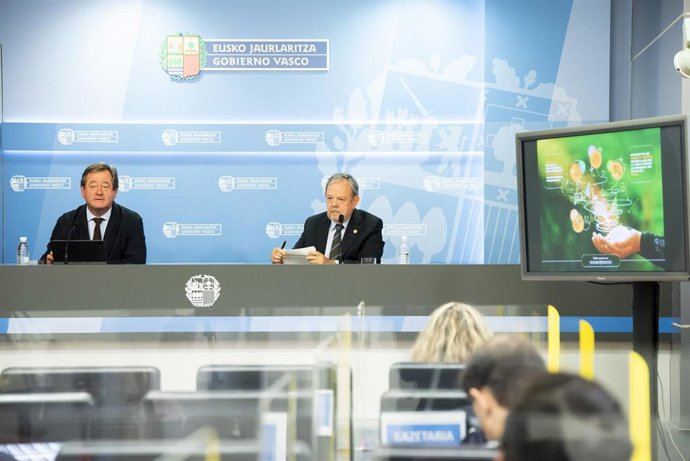 El portavoz del Gobierno, Bingen Zupiria, y el consejero vasco de Economía y Hacienda, Pedro Azpiazu, tras el Consejo de Gobierno