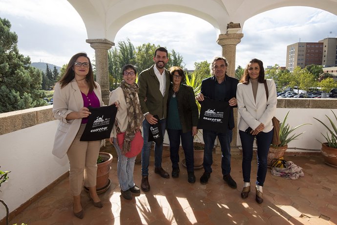 El diputado de Reto Demográfico, Álvaro Sánchez Cotrina, junto a gerentes de balnearios de la provincia en la presentación del programa de turismo termal