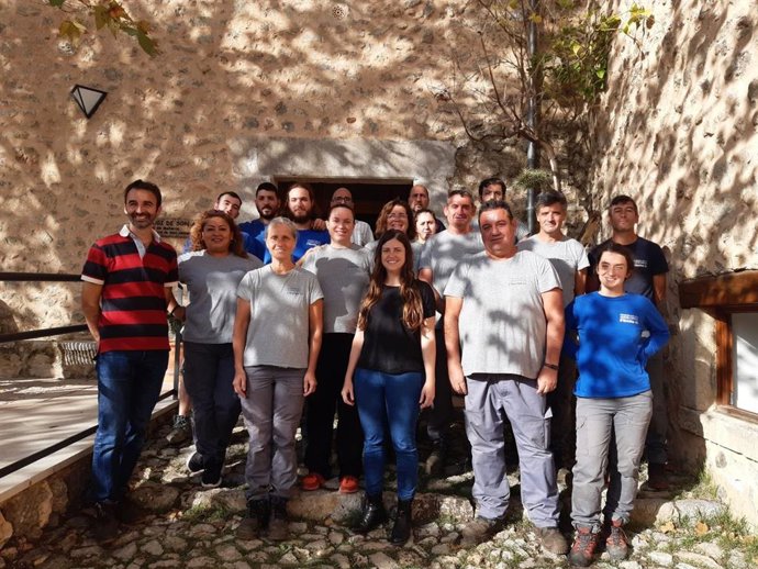 La vicepresidenta y conseller insular de Sostenibilidad y Medio Ambiente, Aurora Ribot, con los alumnos-trabajadores