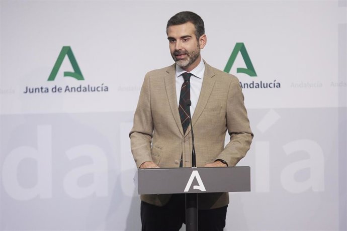 El consejero de Sostenibilidad, Medio Ambiente y Economía Azul de la Junta de Andalucía y portavoz del gobierno, Ramón Fernández-Pacheco, durante la rueda de prensa tras el Consejo de Gobierno 