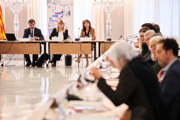 Imagen de la segunda reunión de la mesa del Pacte Nacional per la Llengua en el Palau de Pedralbes