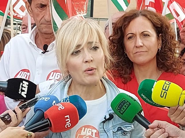 Las secretarias generales en Andalucía de UGT, Carmen Castilla (centro) y CCOO, Nuria López (dcha.)