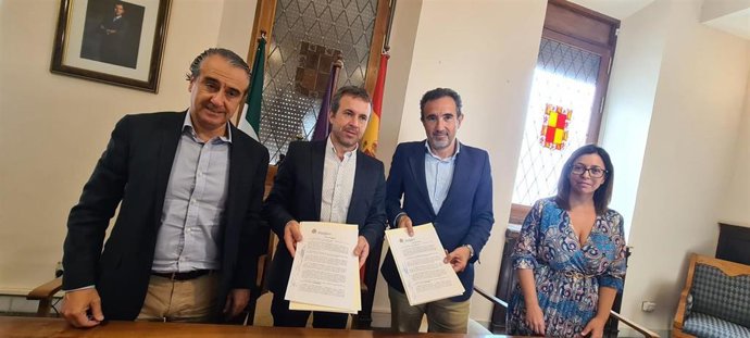 Firma de la cesión de la parcela para el hospital privado