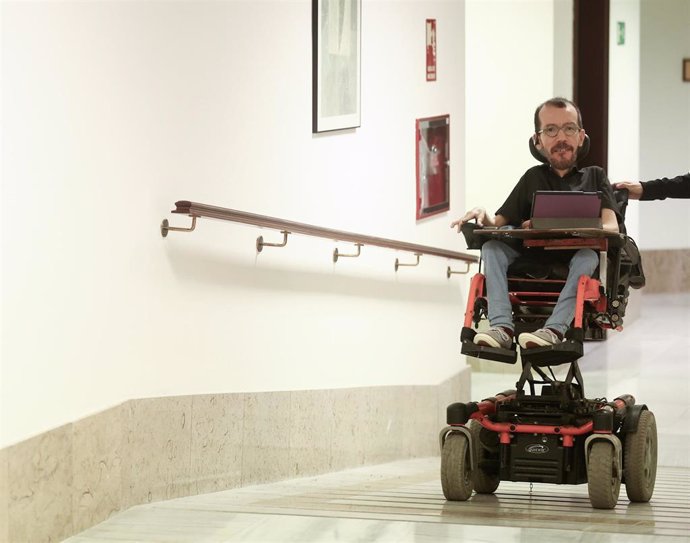 El portavoz de Unidas Podemos en el Congreso, Pablo Echenique, a su llegada a  una rueda de prensa previa a la Junta de Portavoces, en el Congreso de los Diputados, a 18 de octubre de 2022, en Madrid (España).