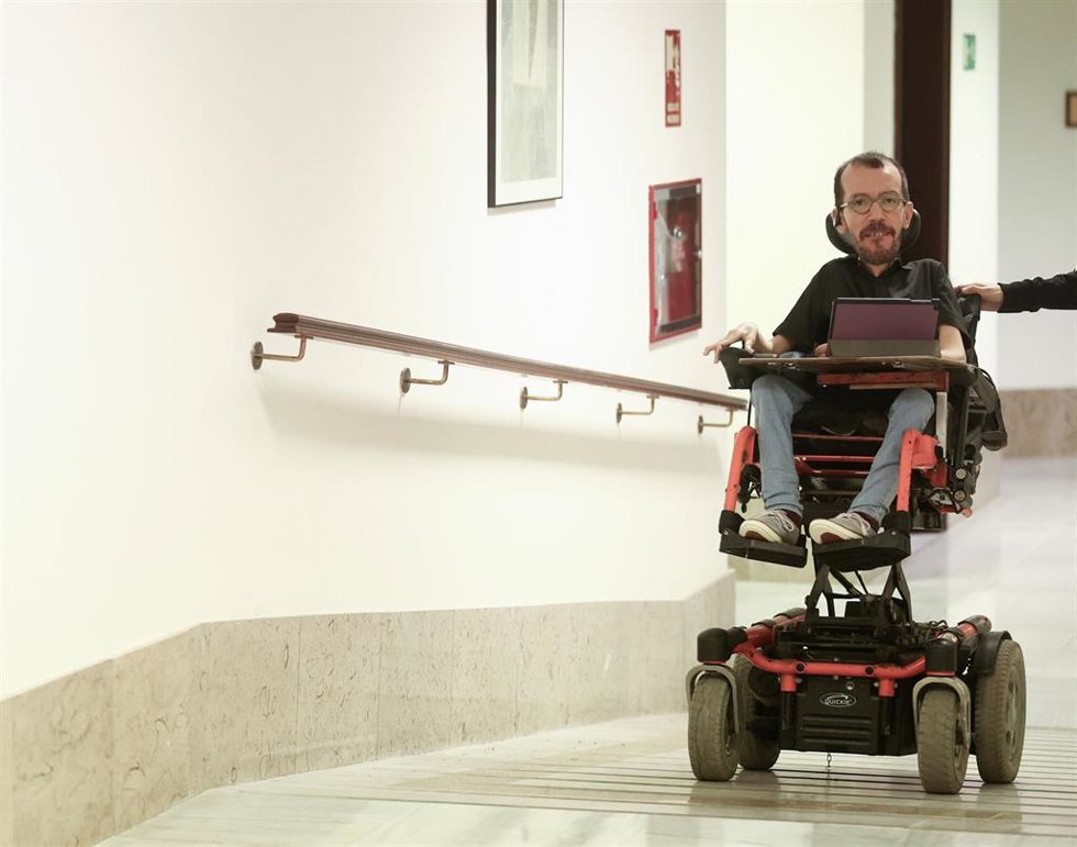 El portavoz de Unidas Podemos en el Congreso, Pablo Echenique, a su llegada a  una rueda de prensa previa a la Junta de Portavoces, en el Congreso de los Diputados, a 18 de octubre de 2022, en Madrid (España).