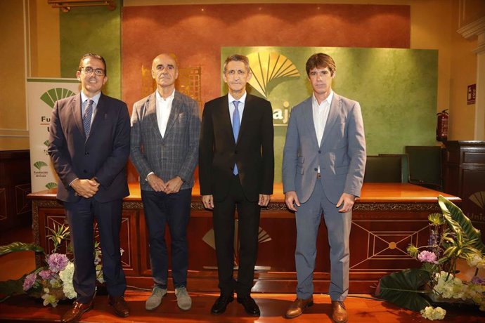 Archivo - El presidente de la Fundación Unicaja y el alcalde de Sevilla, ambos en el centro, con ocasión del encuentro institucional.