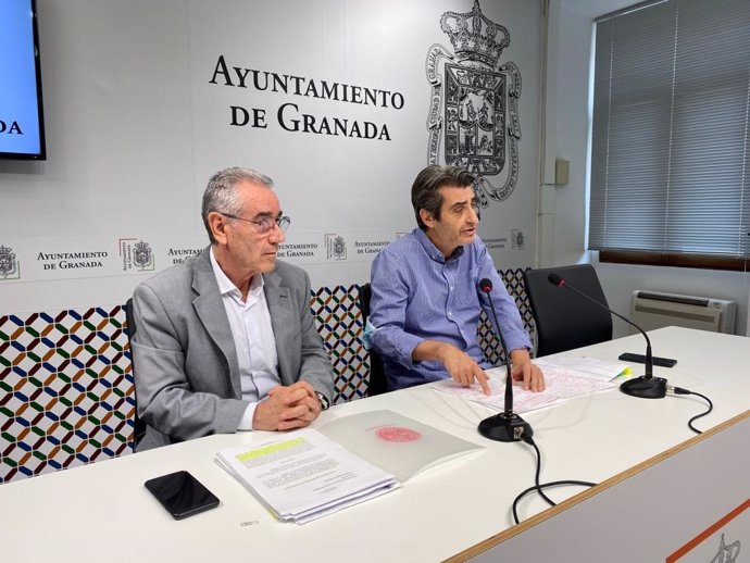 El portavoz del grupo municipal de Unidas Podemos e Independientes en el Ayuntamiento de Granada, Antonio Cambril, junto al letrado Salvador Soler.