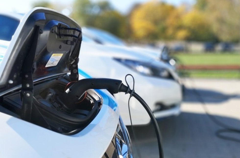 Archivo - Recarga de vehículo eléctrico