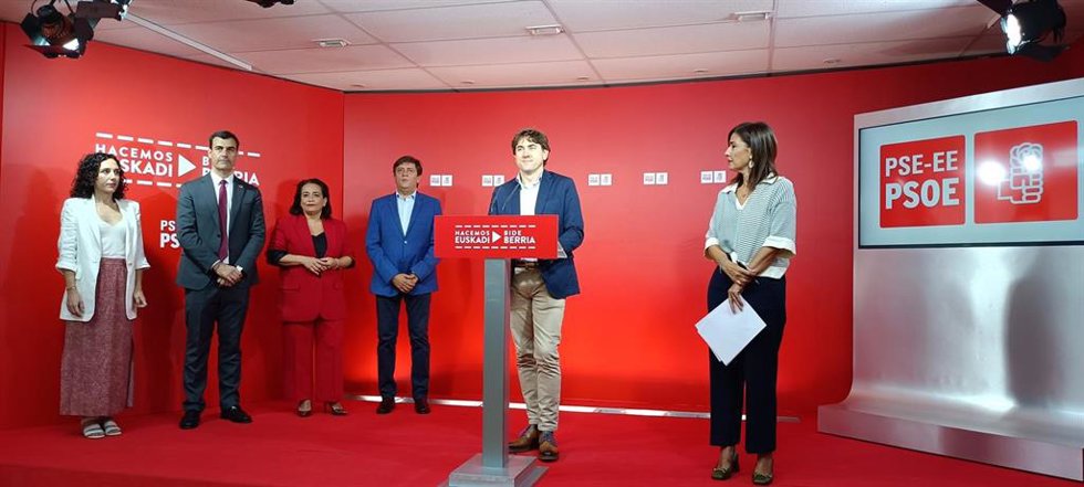 Los socialistas Eneko Andueza y begoña Gil en rueda de prensa en la sede del PSE-EE de Bilbao