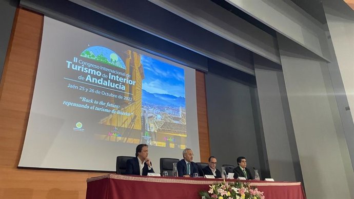 Higueras (1i), en la inauguración del congreso.