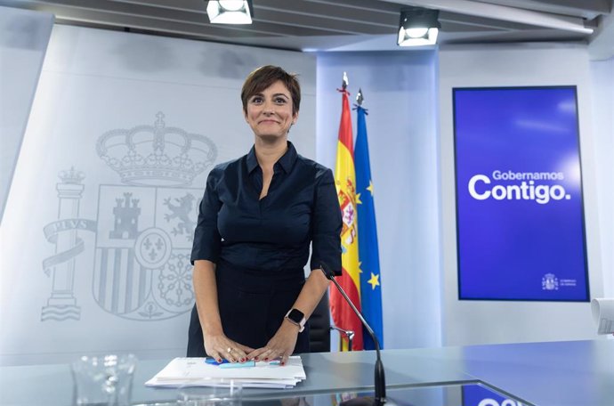 La portavoz del Gobierno, Isabel Rodríguez, tras una rueda de prensa posterior a la reunión del Consejo de Ministros, en el Palacio de La Moncloa, a 25 de octubre de 2022, en Madrid (España). El Consejo de Ministros tiene previsto acordar que se realice