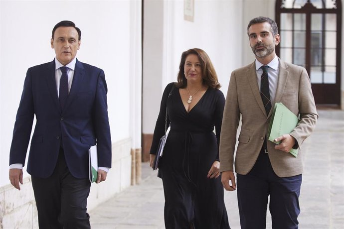 El consejero de Sostenibilidad, Medio Ambiente y Economía Azul de la Junta de Andalucía y portavoz del gobierno, Ramón Fernández-Pacheco, (d) junto a la consejera de Agricultura, Agua y Desarrollo Rural de la Junta de Andalucía, Carmen Crespo, (2d) y el