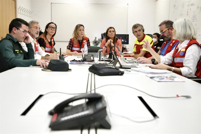 La consejera de Presidencia en una reunión de coordinación ante un simulacro de riesgo químico en una industria de Santander